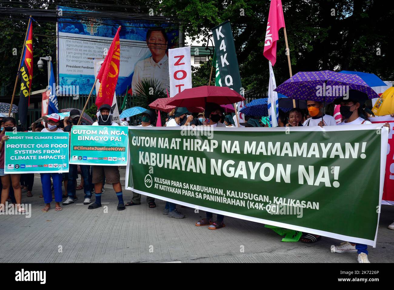 Quezon City, NCR, Philippinen. 16. Oktober 2022. Die Klimademonstranten am Long Quezon City Circle des Landwirtschaftsministeriums anlässlich des Welternährungstages. Wo die Demonstranten, die leere Töpfe und Pfannen trugen, und die people’fordern, dass die Regierung Marcos die Nahrungsmittelkrise angehen sollte. Mehr als 800 werden vor dem Landwirtschaftsministerium (da) gegen den Anstieg der Lebensmittelpreise im Land protestieren und Präsident Marcos, der auch Landwirtschaftsminister ist, auffordern, angesichts der Klima- und Ernährungskrisen peoples’ Recht auf Nahrung zu priorisieren. Die steigenden Preise für Grundwaren Stockfoto