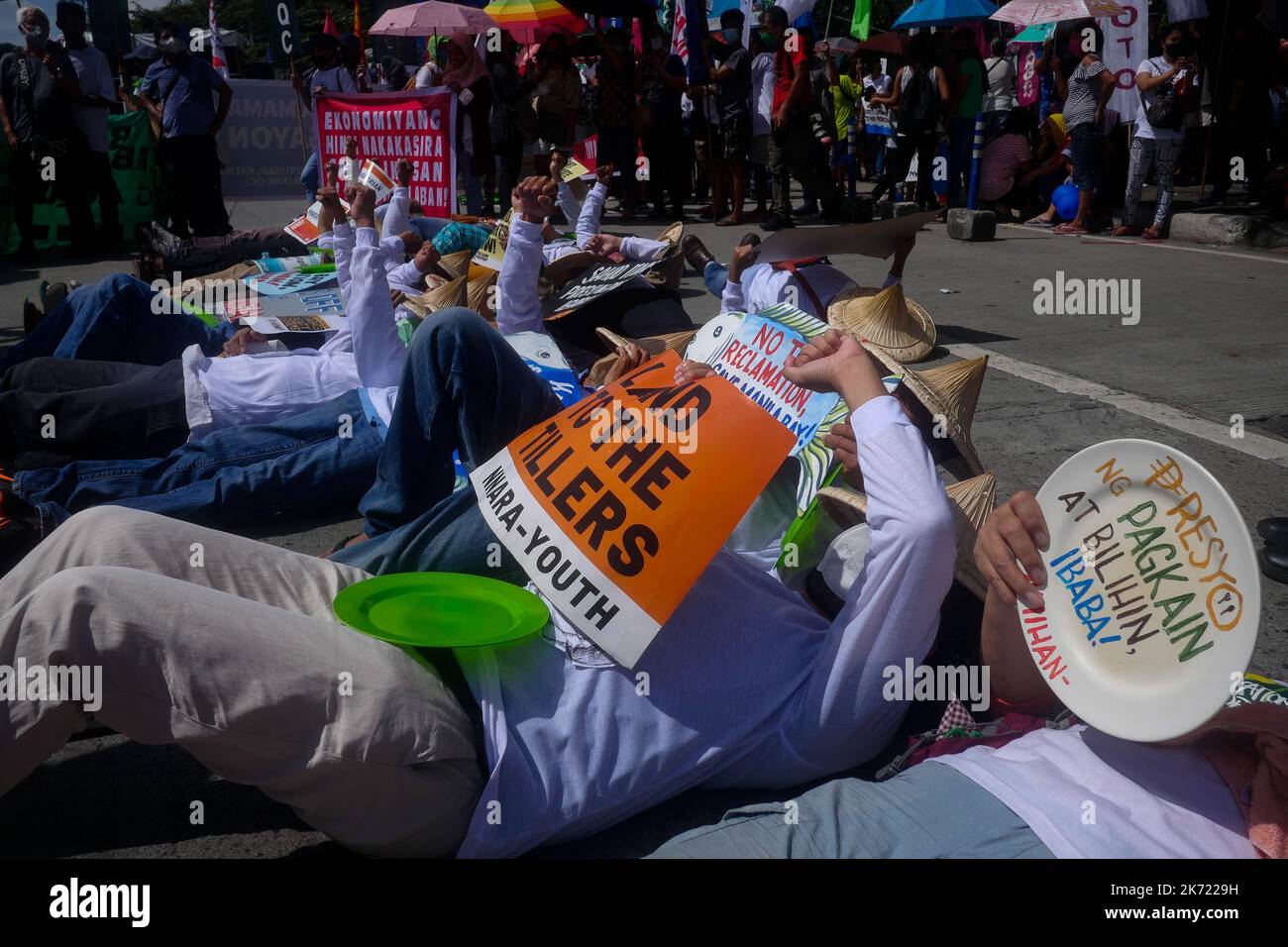 Quezon City, NCR, Philippinen. 16. Oktober 2022. Die Klimademonstranten am Long Quezon City Circle des Landwirtschaftsministeriums anlässlich des Welternährungstages. Wo die Demonstranten, die leere Töpfe und Pfannen trugen, und die people’fordern, dass die Regierung Marcos die Nahrungsmittelkrise angehen sollte. Mehr als 800 werden vor dem Landwirtschaftsministerium (da) gegen den Anstieg der Lebensmittelpreise im Land protestieren und Präsident Marcos, der auch Landwirtschaftsminister ist, auffordern, angesichts der Klima- und Ernährungskrisen peoples’ Recht auf Nahrung zu priorisieren. Die steigenden Preise für Grundwaren Stockfoto