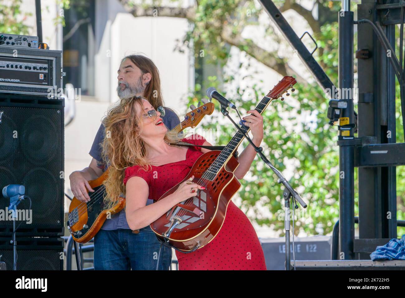 Layla Musselwhite spielt Slide-Gitarre beim Crescent City Blues and BBQ Festival am 15. Oktober 2022 auf dem Lafayette Square in New Orleans, Louisiana, USA Stockfoto