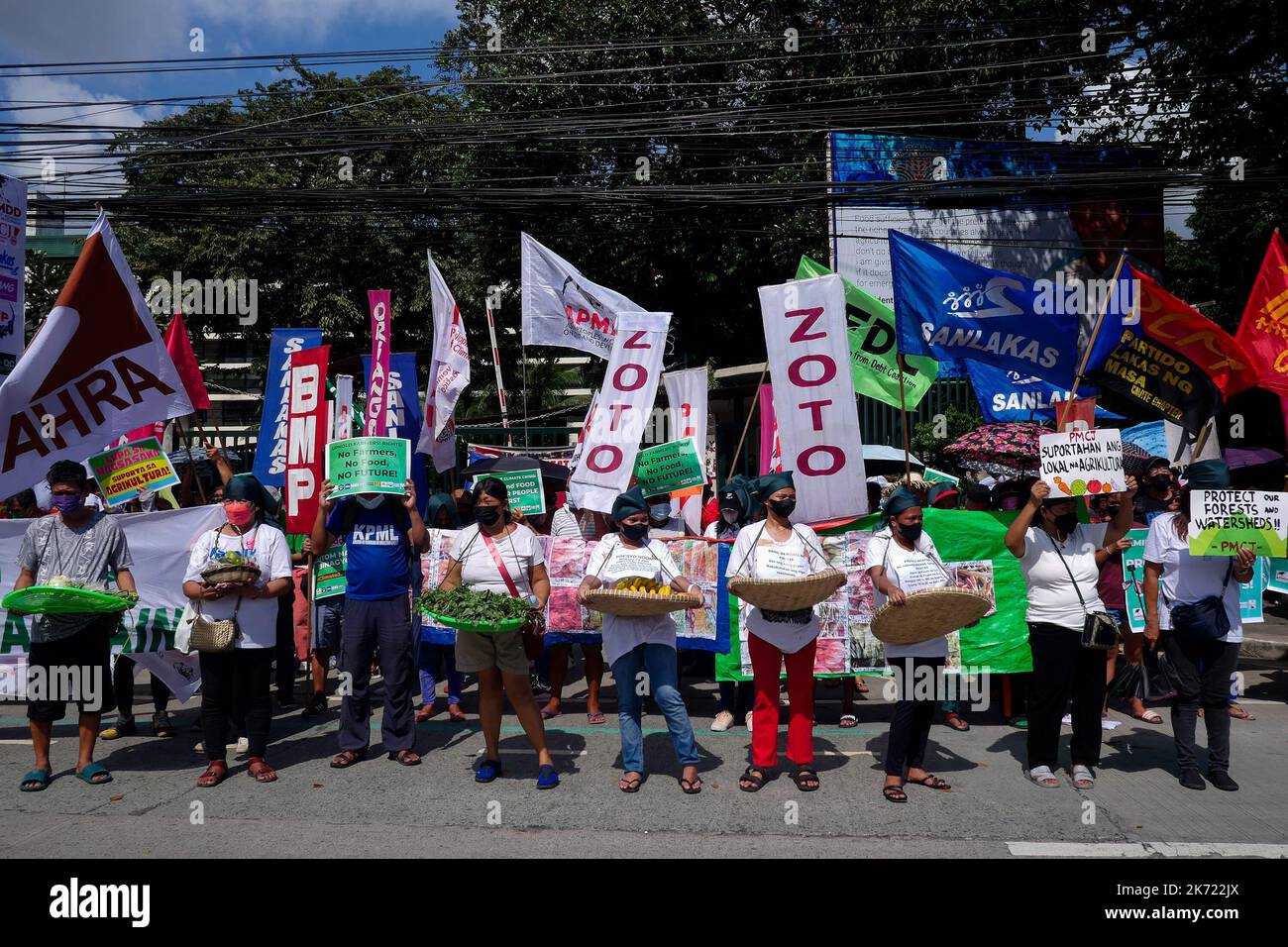 Quezon City, NCR, Philippinen. 16. Oktober 2022. Die Klimademonstranten am Long Quezon City Circle des Landwirtschaftsministeriums anlässlich des Welternährungstages. Wo die Demonstranten, die leere Töpfe und Pfannen trugen, und die peopleÃ¢â‚¬â„¢fordern, dass die Regierung Marcos die Nahrungsmittelkrise angehen sollte. Mehr als 800 werden vor dem Landwirtschaftsministerium (da) gegen den Anstieg der Lebensmittelpreise im Land protestieren und Präsident Marcos, der auch Landwirtschaftsminister ist, auffordern, angesichts der Klima- und Ernährungskrisen peoplesÃ¢â‚¬â„¢ Recht auf Nahrung zu priorisieren. Die steigenden Preise für Grundwaren Stockfoto