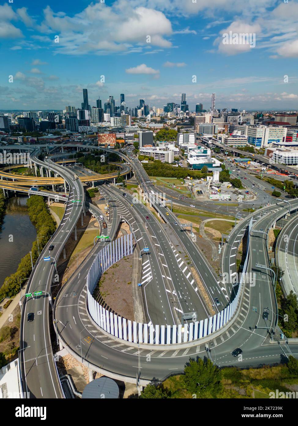 Vertikale Luftaufnahme der Stadt Brisbane und des Straßenverkehrs in Australien bei Tag Stockfoto