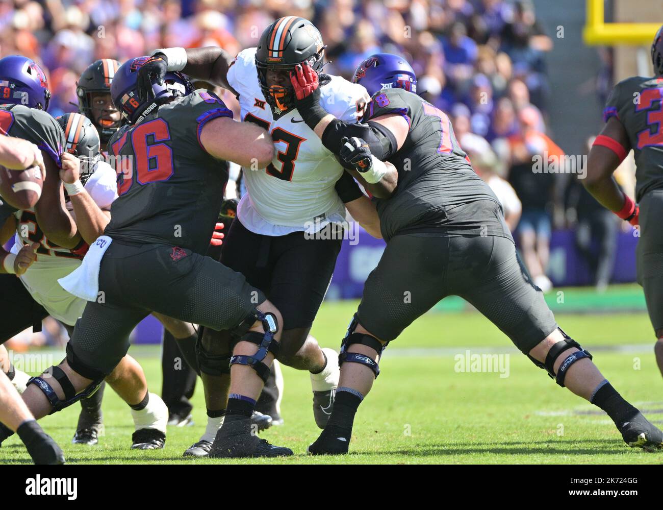 Fort Worth, Texas, USA. 15. Oktober 2022. TCU Horned Frogs Offensivlineman Alan Ali (56) und TCU Horned Frogs Wache Wes Harris (78) Doppelteam Oklahoma State Cowboys Defensive Tackle Collin Clay (93) während der 1. Hälfte des NCAA Football Spiels zwischen den Oklahoma State Cowboys und TCU Horned Frogs im Amon G. Carter Stadium in Fort Worth, Texas. Matthew Lynch/CSM/Alamy Live News Stockfoto