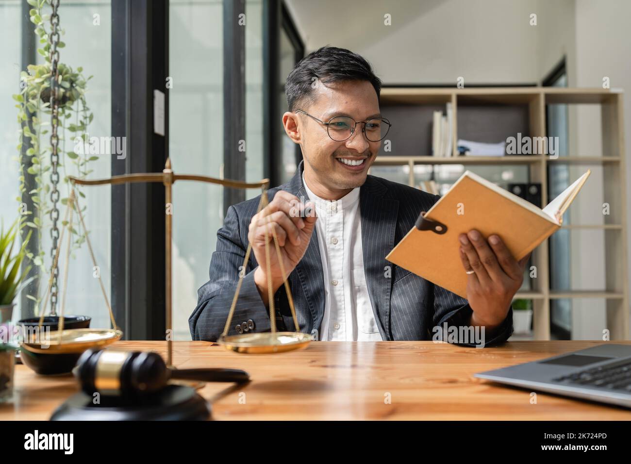 Rechtsanwalt arbeitet oder liest Gesetzbuch in Büro-Arbeitsplatz für Berater Anwalt Konzept Stockfoto
