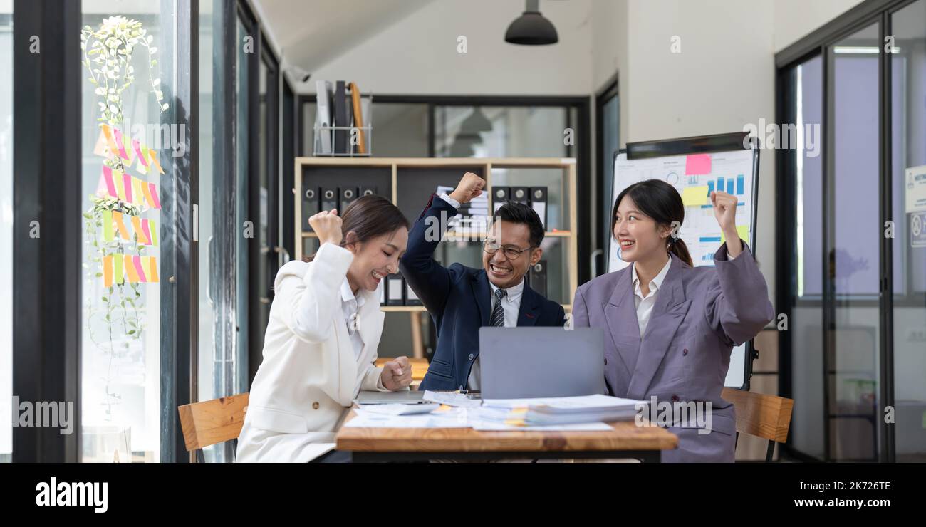 Glückliche Geschäftsleute. Erfolgreiche Unternehmer und Geschäftsleute, die Ziele erreichen Stockfoto
