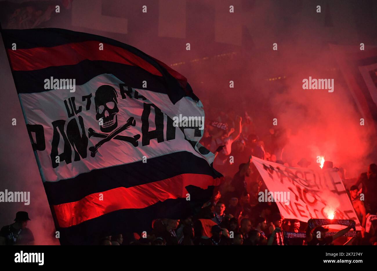 Paris, Frankreich. 16. Oktober 2022. Fans während der Ligue 1 Uber Eats Spiel Paris Saint-Germain gegen Olympique de Marseille im Parc des Princes Stadion am 16. Oktober 2022 in Paris, Frankreich. Foto von Christian Liewig/ABACAPRESS.COM Quelle: Abaca Press/Alamy Live News Stockfoto