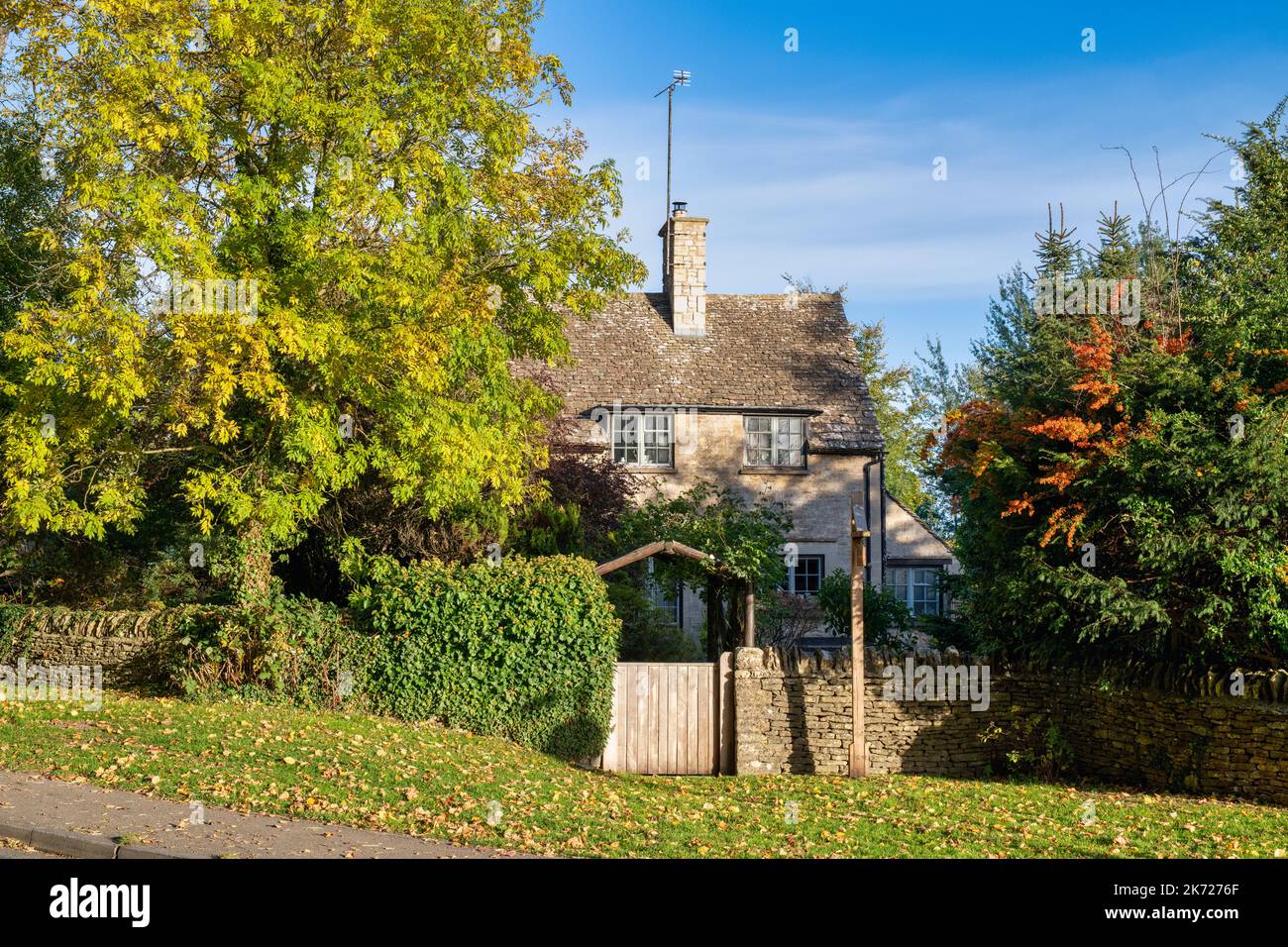Cotswold Ferienhaus am Nachmittag Herbstsonne. Burford, Cotswolds, Oxfordshire, England Stockfoto