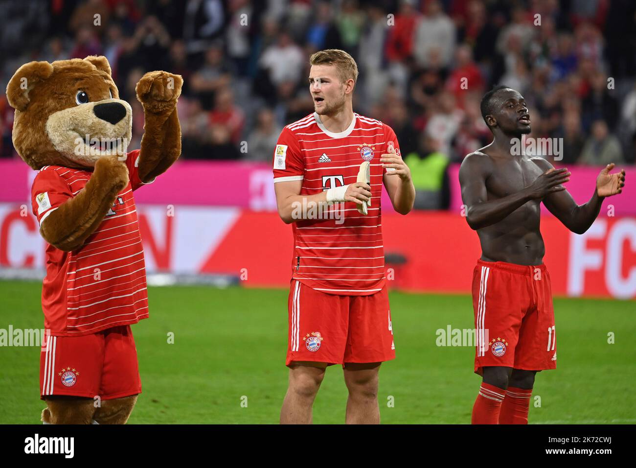 München, Deutschland. 16. Oktober 2022. Von links: Maskottchen Berni, Matthijs DE LIGT (FC Bayern München), Sadio MANE (FC Bayern München) nach dem Ende des Spiels. Fußball 1. Bundesliga-Saison 2022/2023, Spieltag 10., matchday10, FC Bayern München - SC Freiburg 5-0 am 16.. Oktober 2022, ALLIANZAREN A. ? Kredit: dpa/Alamy Live Nachrichten Stockfoto