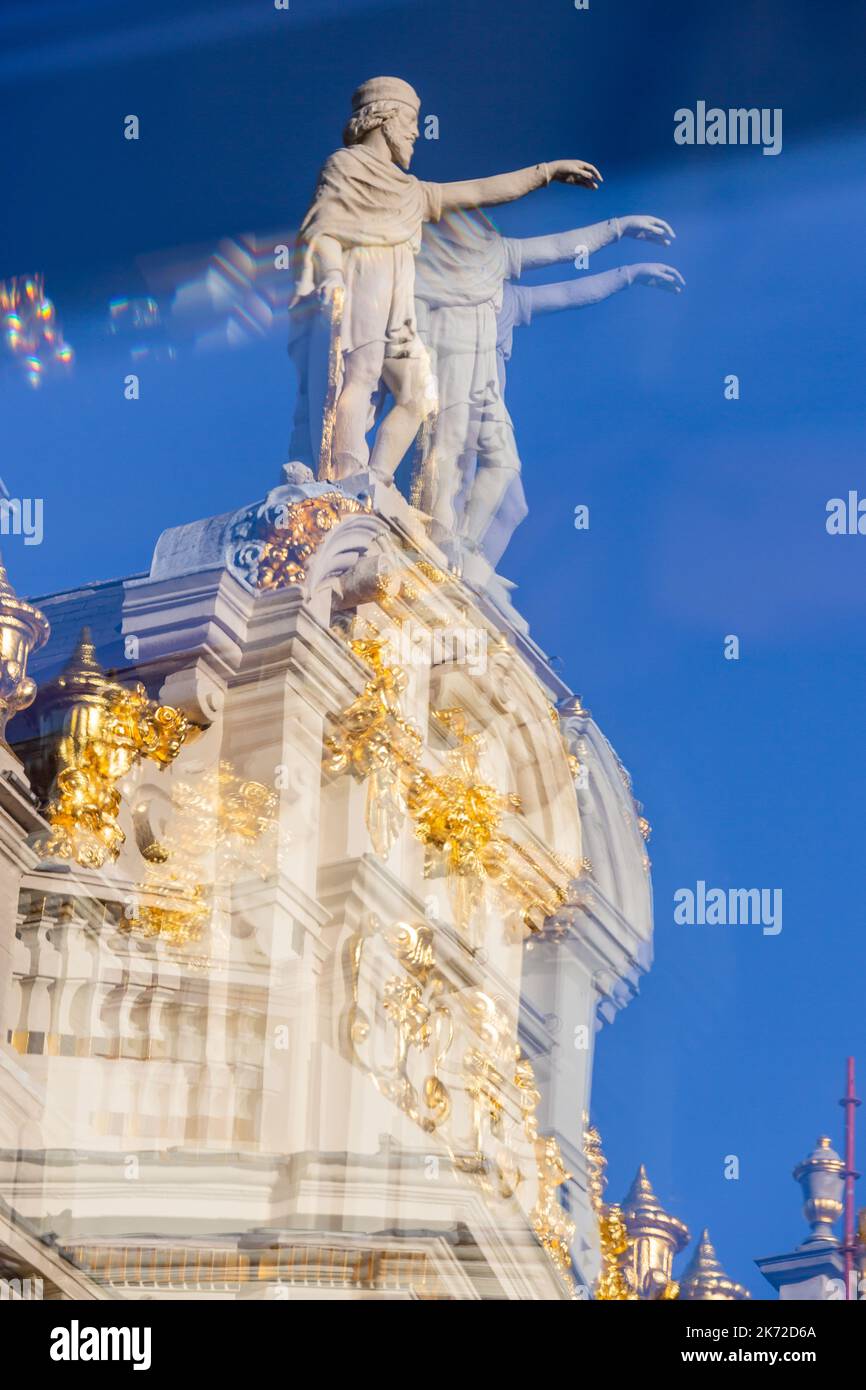 Spiegelung in einem doppelt verglasten Fenster eines Staues auf dem Grand Place von Brüssel Stockfoto