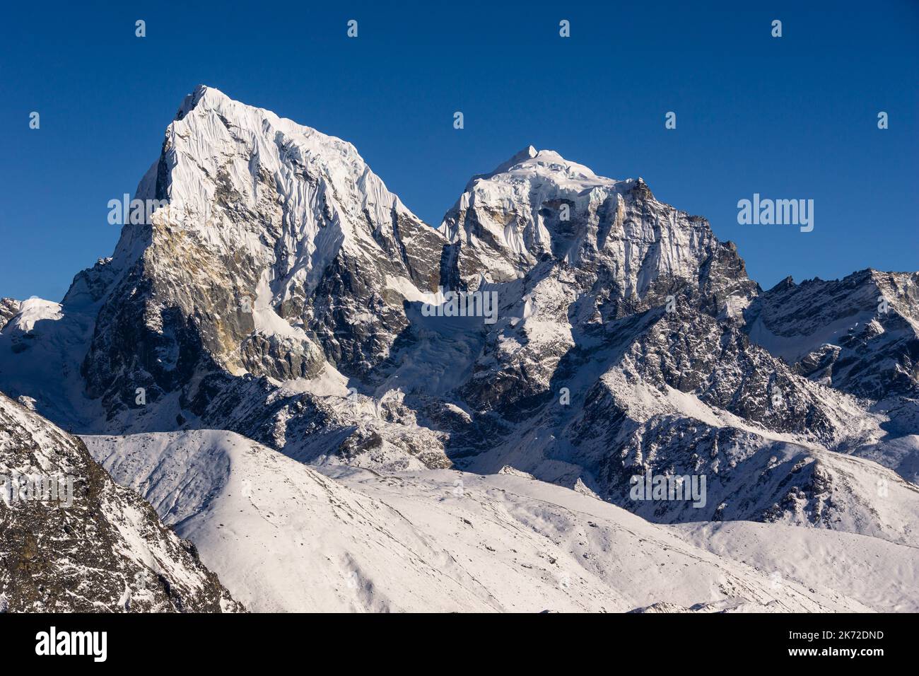 Gokyo, Nepal; dramatische Sicht auf die Gipfel Taboche und Cholatse im Everest-Gebiet des Himalaya in Nepal im Winter. Aufgenommen Von Gokyo Ri Stockfoto