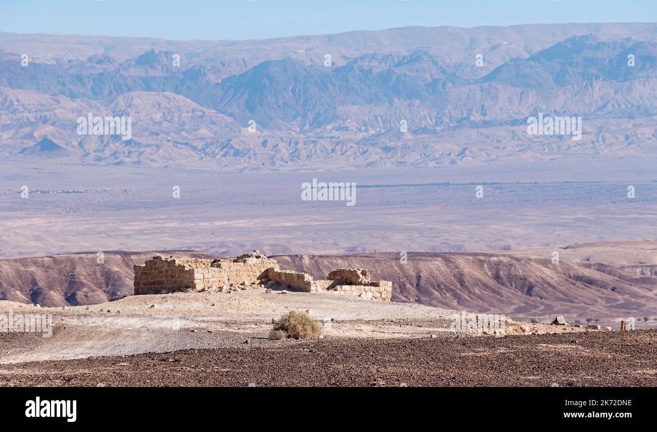 Ruinen der nabatäischen Festung Khirbet Qasra auf einem Hügel an der Gewürzstraße in Israel mit den Bergen Edoms Jordan im Hintergrund Stockfoto