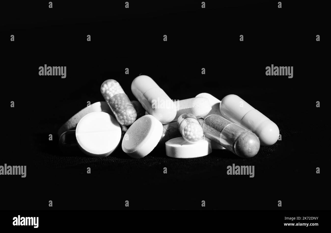 Haufen von verschiedenen pharmazeutischen Medikamenten Pillen in Tabletten und Kapseln verschiedenen Farben, Medikamente Stockfoto
