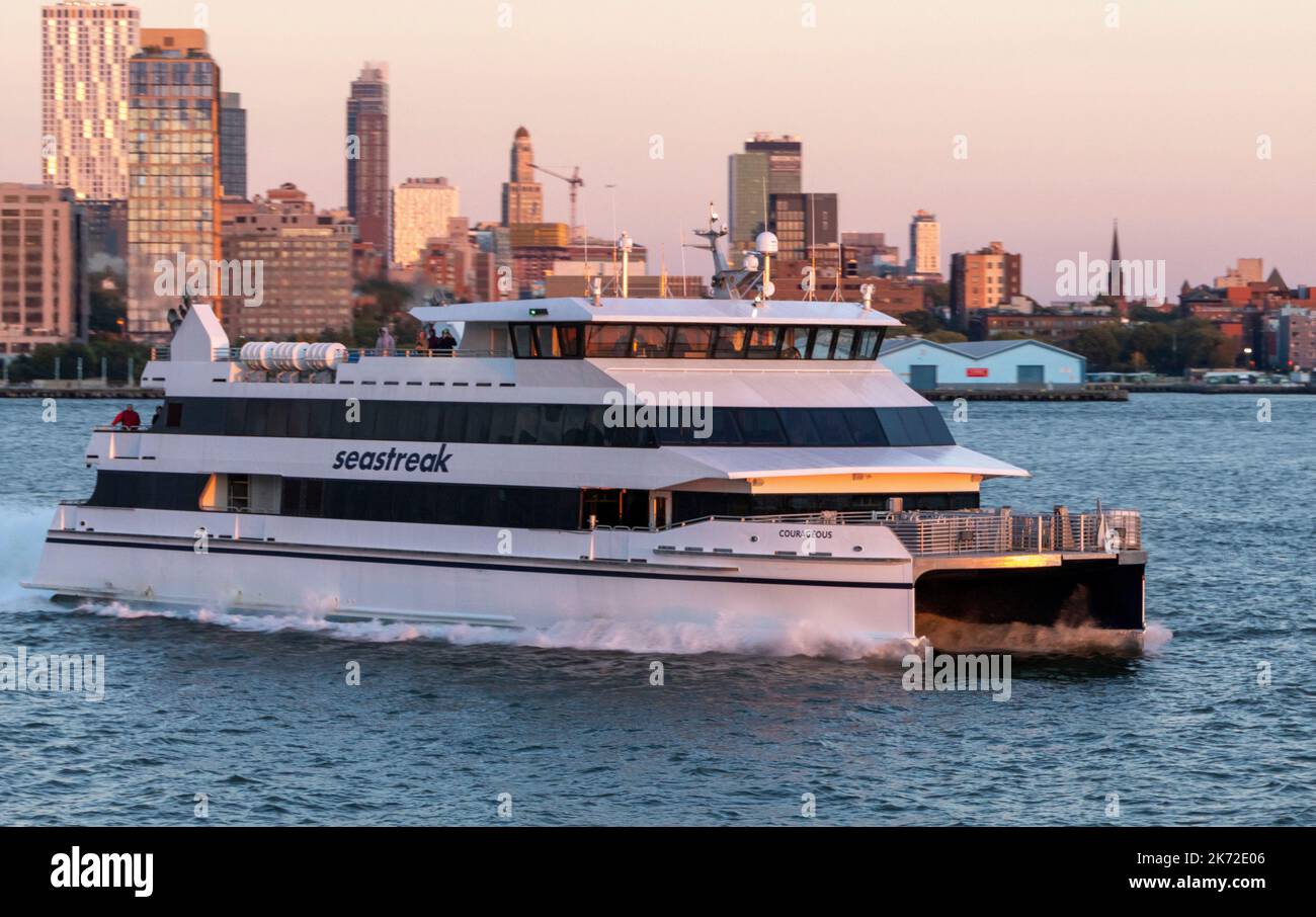 Hochgeschwindigkeitsfahrgastfähre M/V Seastreak – Courageous, New York Harbour, USA Stockfoto