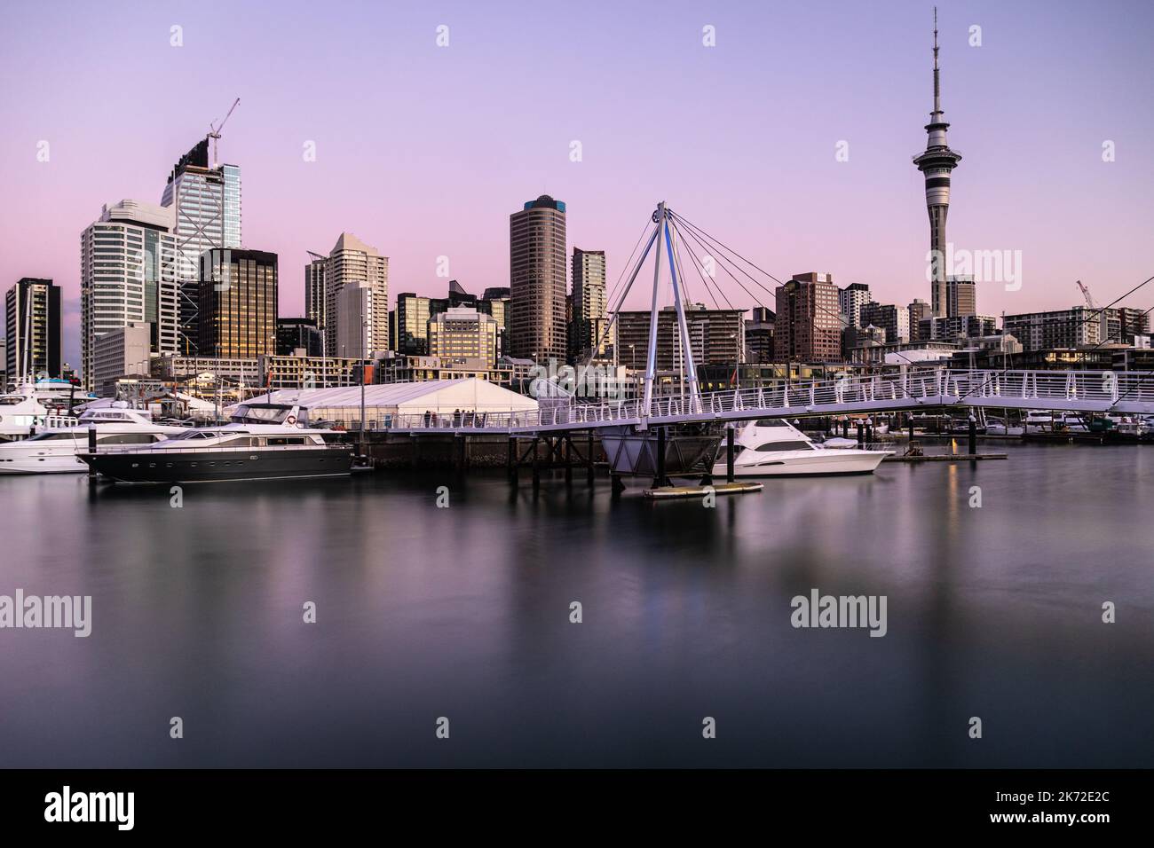 Auckland, Neuseeland: Sonnenuntergang über dem Viaduct-Yachthafen und den Wolkenkratzern im Geschäftsviertel von Auckland in der größten Stadt Neuseelands Stockfoto