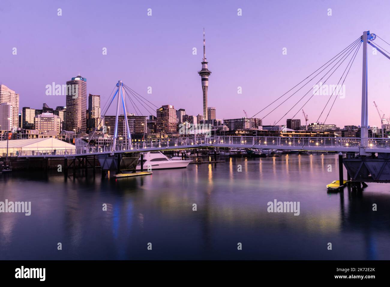 Auckland, Neuseeland September 20 2021: Die Sonne untergeht über dem Viaduct-Yachthafen und den Wolkenkratzern im Geschäftsviertel von Auckland in der größten Stadt Neuseelands Stockfoto