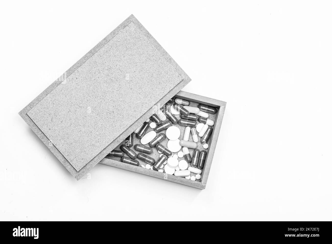 Erweiterte Medizin gegen Schmerzen. Pillenetui auf Weiß isoliert. Pillenbox mit Deckel öffnen. Medikation Stockfoto