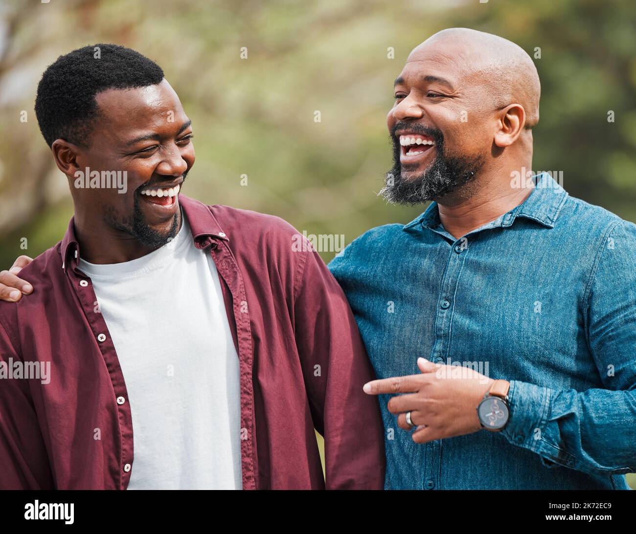 Dein Verstand erstaunt mich. Ein Vater und ein Sohn verbringen draußen Zeit miteinander. Stockfoto