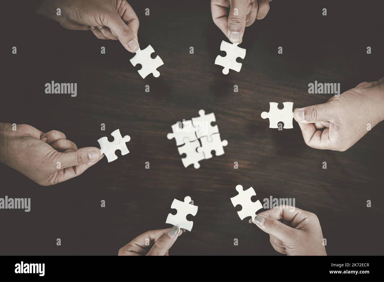 Business Group verbindet Puzzleteile Denken Sie an Problemlösung. Brainstorming, Entscheidungskonzept. Stockfoto