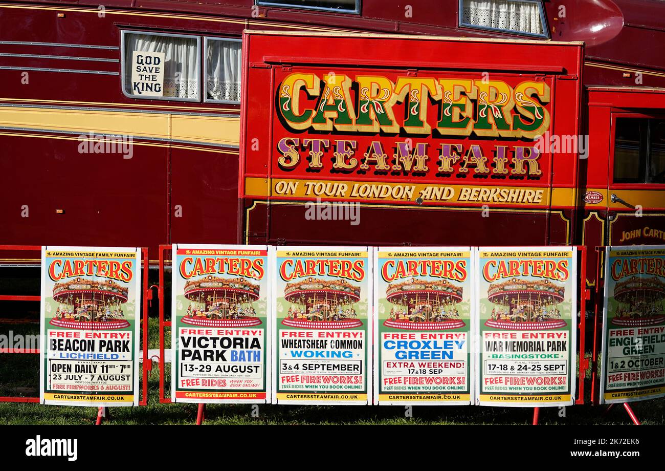 Beschilderung und Plakate für die Carters Steam Fair, da die letzten Vorbereitungen vor der Eröffnung der Messe für die Öffentlichkeit im Prospect Park in Reading getroffen werden. Die Carters Steam Fair ist ein traditioneller englischer Wandermarkt mit Fahrgeschäften aus den Jahren 1890s bis 1960. Die 1977 von John und Anna Carter begonnene Messe befindet sich nun auf der letzten Etappe ihrer letzten Tournee, nachdem sie in den letzten 45 Jahren durch Großbritannien gereist war, und steht zum Verkauf, in der Hoffnung, einen festen Standort mit einem neuen Besitzer zu finden. Bilddatum: Sonntag, 16. Oktober 2022. Stockfoto
