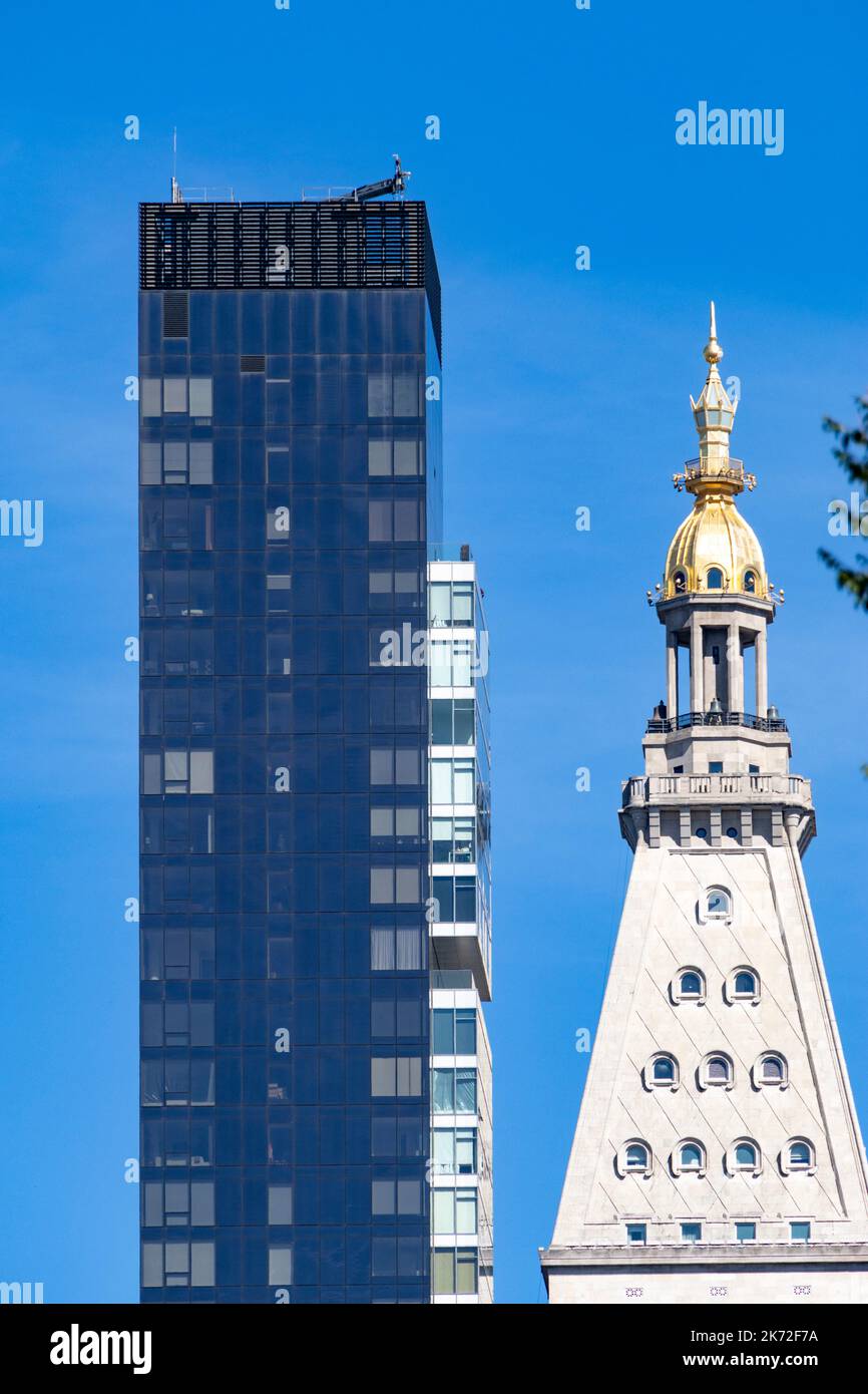 Alt und neu: Gebäude ein Jahrhundert auseinander in Manhattan, New York City: 20 East 23. Street Office (2008) Block und der Met Life Tower (1909) Stockfoto