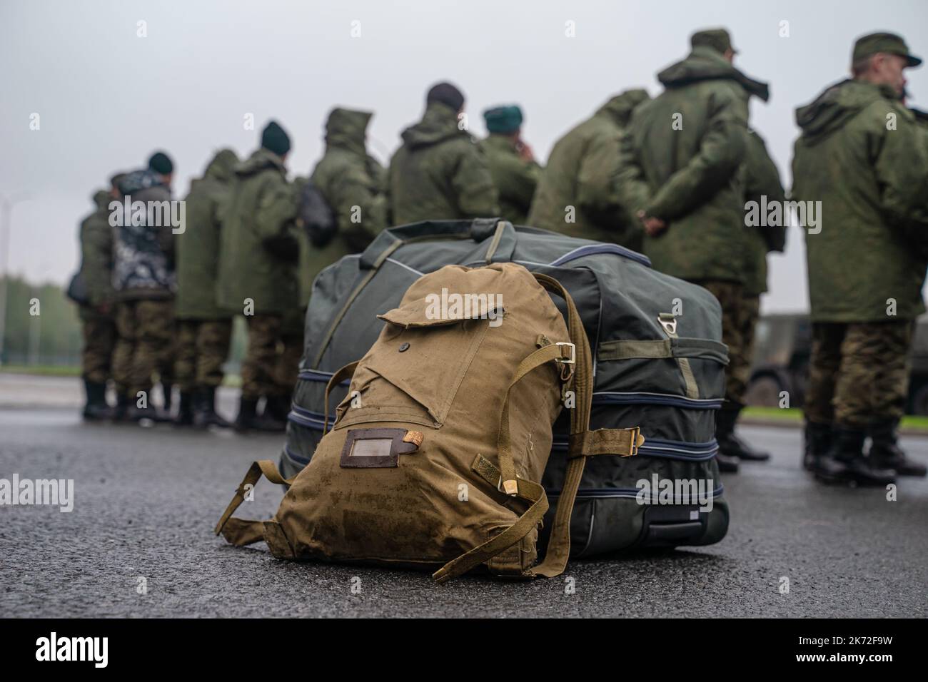 Mobilisierung in Russland. Versammlung von Rekruten für die militärische Sonderoperation in der Ukraine. Eine Soldatentasche. Soldaten mit Dingen, die auf die Mobilisierung warten. Stockfoto