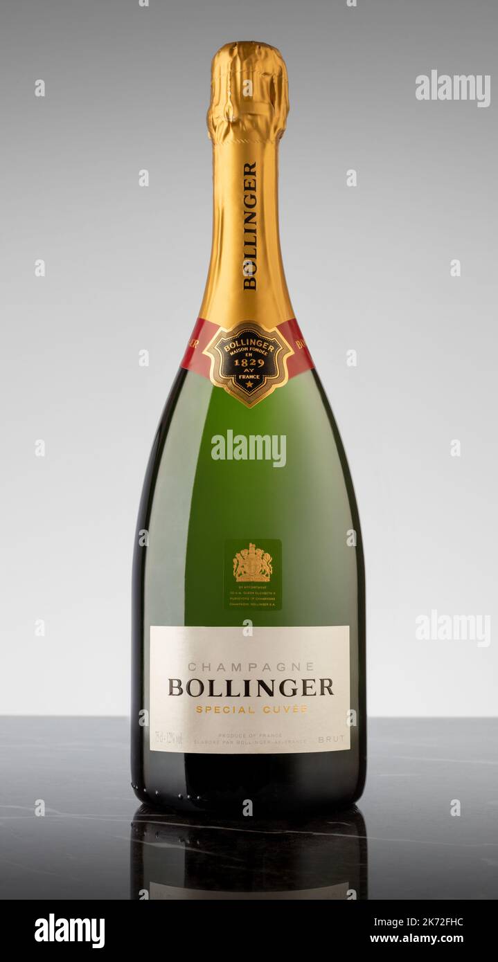 Ljubljana, Slowenien - 5.. Oktober 2022: Eine Flasche Champagner Bollinger. Auf einem Tisch aus glänzendem Marmor Stockfoto