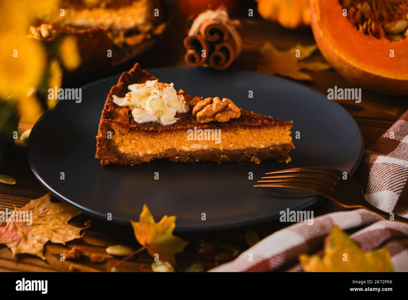 Hausgemachter Kürbis-Käsekuchen mit Schlagsahne dekoriert Stockfoto