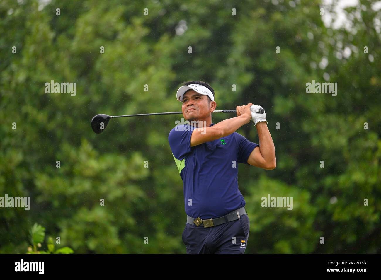 Udorn Duangdecha aus Thailand schlägt sich in Loch 6 während der Finalrunde der Singha Bangkok Open im Bangkok Golf Club in Bangkok, THAILAND ab Stockfoto