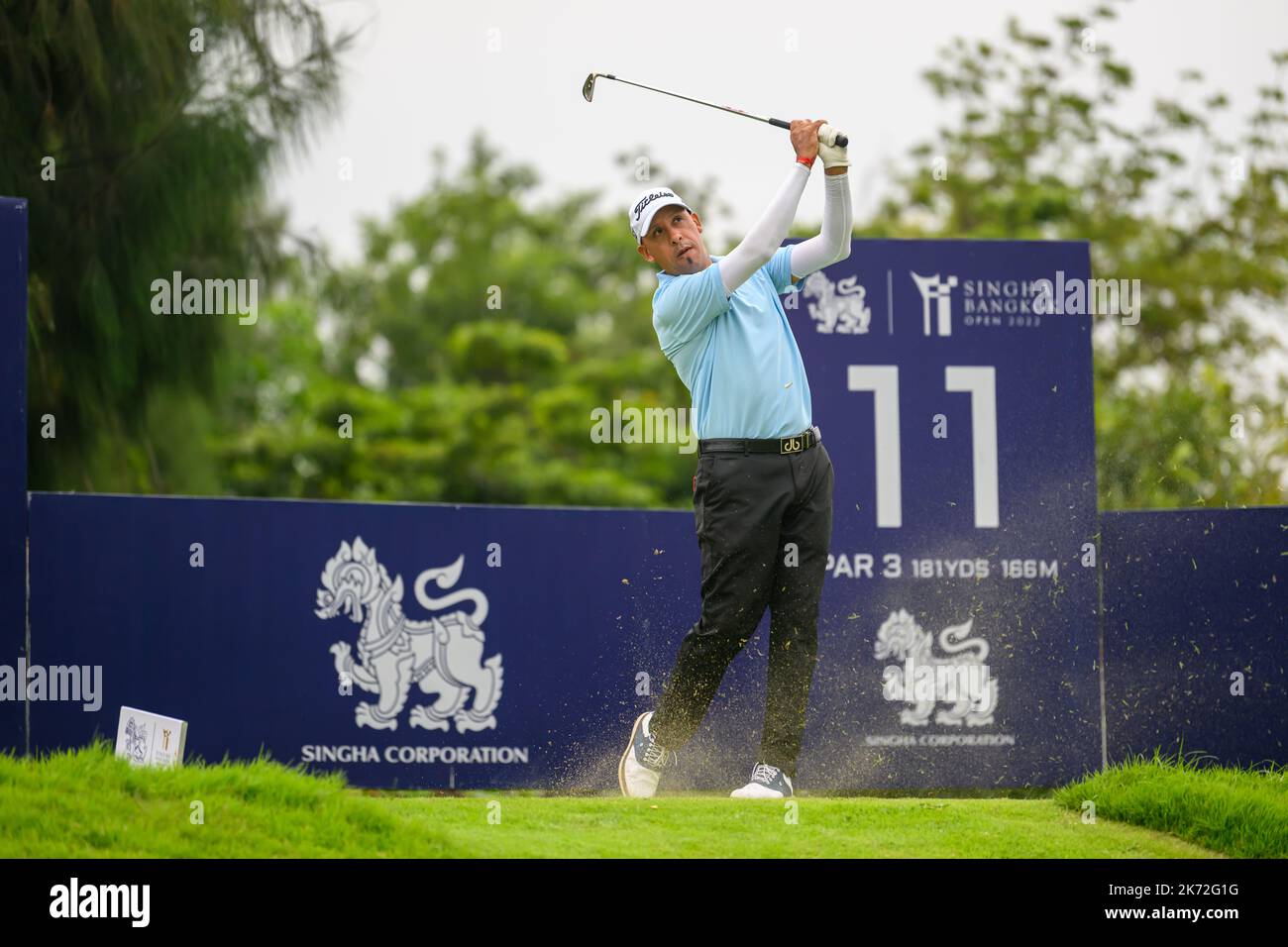 Miguel Carballo aus Argentinien schlägt sich während der Finalrunde der Singha Bangkok Open im Bangkok Golf Club in Bangkok, THAILAND, auf Loch 11 ab Stockfoto
