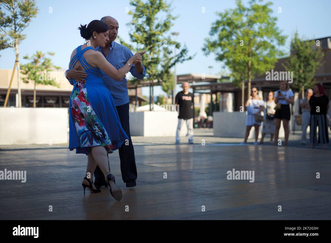 Turin, Italien - 12. Juni 2022: Open Outdoor-Ausstellung von Tango-Tanzpaaren in Turin, Piemont (Italien) am 12. juni 2022 Stockfoto