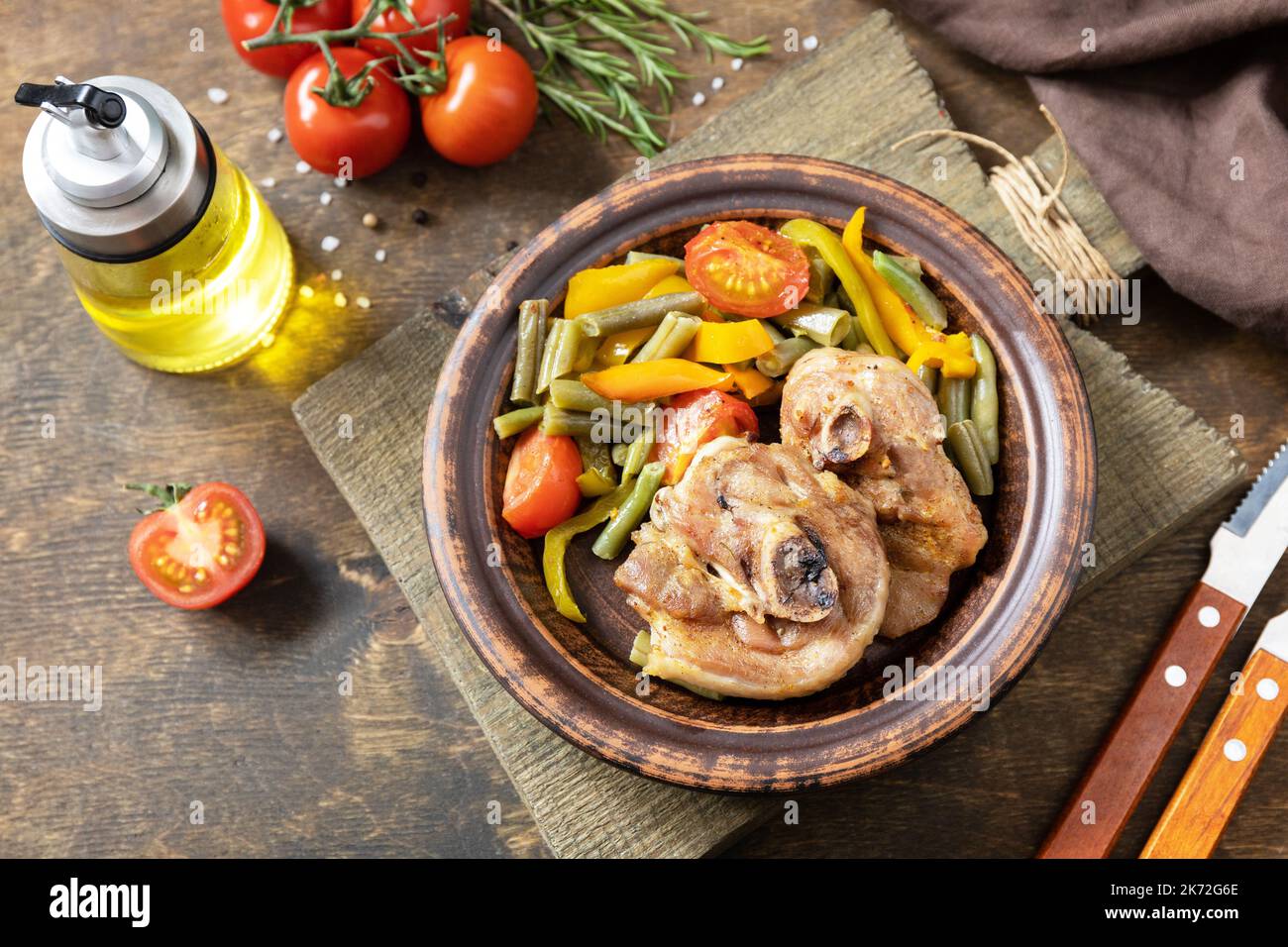 Hausgemachtes Thanksgiving-Abendessen mit Truthahn und Gemüse auf einem dunklen Holztisch. Stockfoto