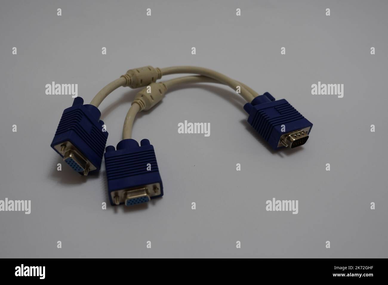 Kabel wichtig, Full HD 1080P VGA-Splitter-Kabel (VGA Y-Kabel) für Bildschirmduplizierung – KEINE separaten Displays Stockfoto