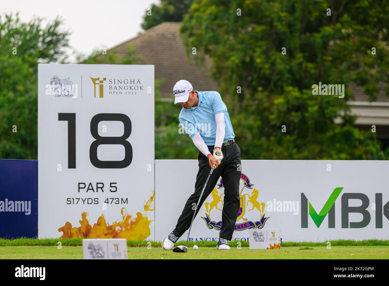 Miguel Carballo aus Argentinien schlägt sich während der Finalrunde der Singha Bangkok Open im Bangkok Golf Club in Bangkok, THAILAND, auf Loch 18 ab Stockfoto