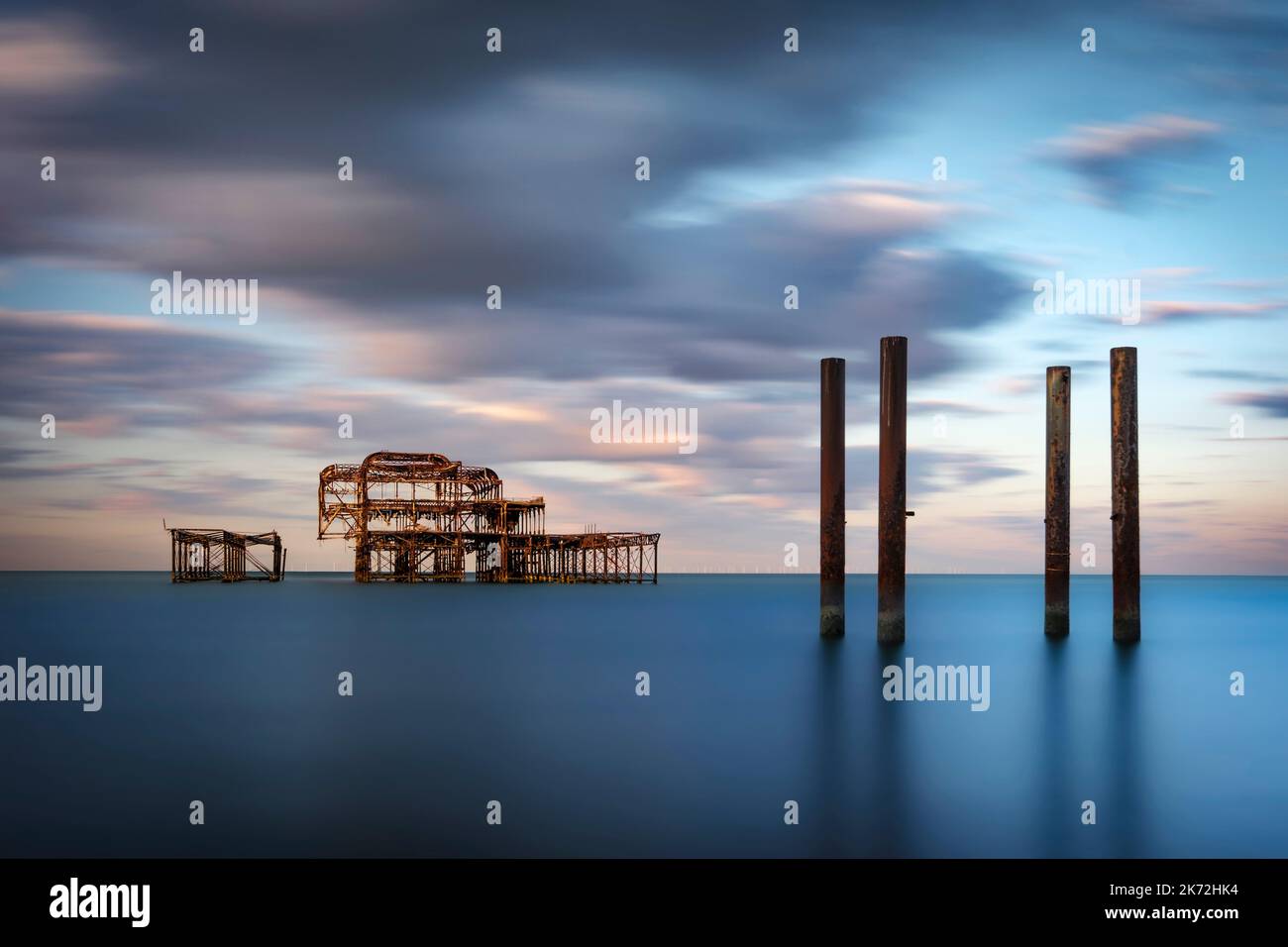 Surreale Meereslandschaft des Brighton West Pier im Morgengrauen Stockfoto