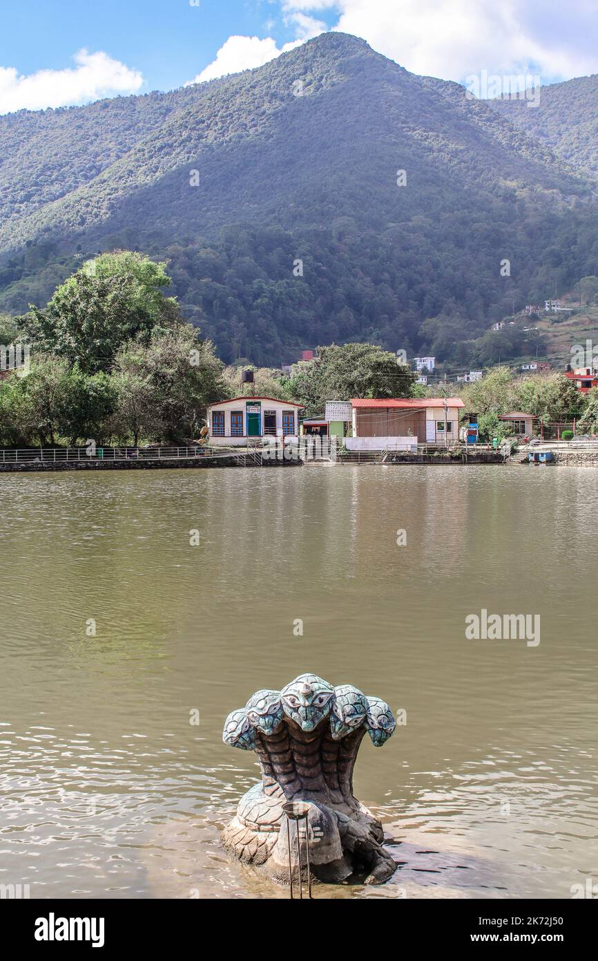 Statue einer naag oder Naga im Taudaha See in der Nähe von Kathmandu Stockfoto