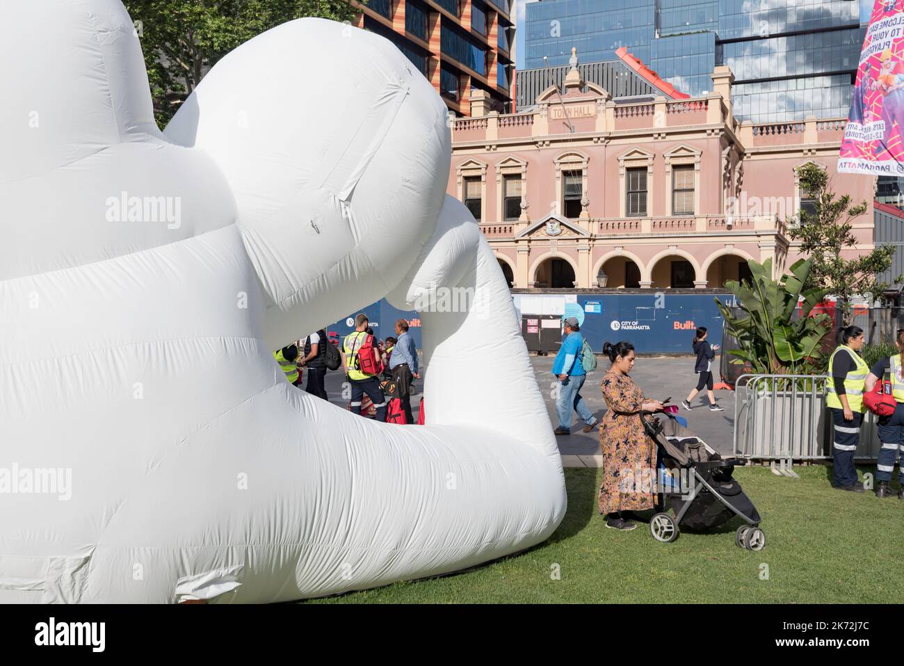 Parramatta, Aust, 14. Oktober 2022: Die fantastischen Planet Giant Inflatable Humanoids, die von der Künstlerin Amanda Parer entworfen wurden, schmückte die Stadt mit ihrer Präsenz Stockfoto