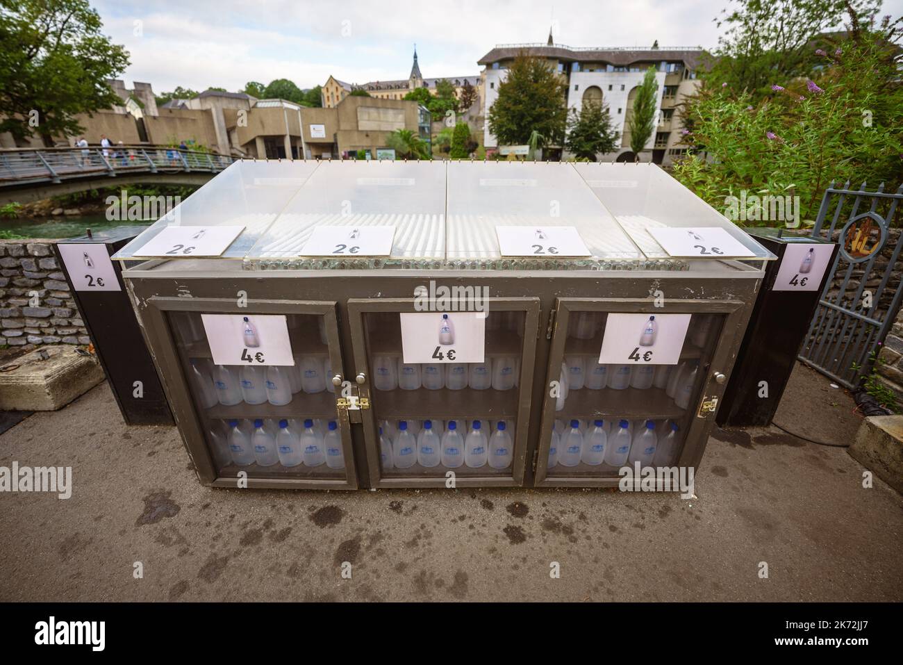 Lourdes, Frankreich. 2. September 2022. Schachtel mit Flaschen zum Verkauf an Pilger, die sie mit dem heiligen Wasser der Quelle von Lourdes füllen Stockfoto