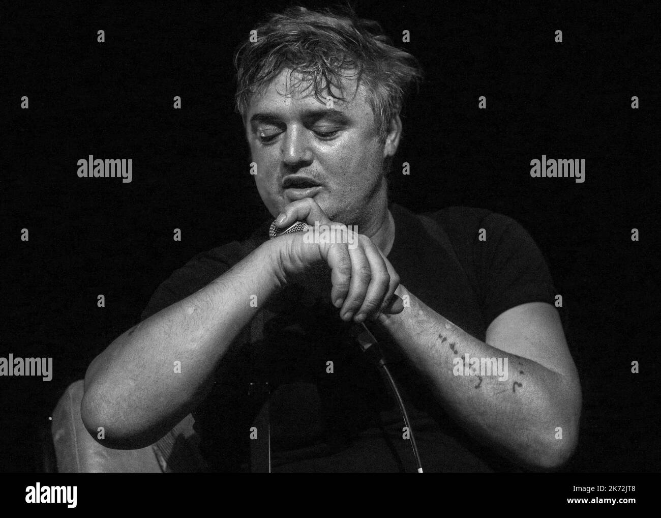 London, Großbritannien, 14.. Juni 2022. Pete Doherty, der britische Rocker und der Co-Frontmann von Libertines, nimmt an einem Q&A Teil, bevor er seine neuen Memoiren „A likely Lad“ unterzeichnet. Stockfoto