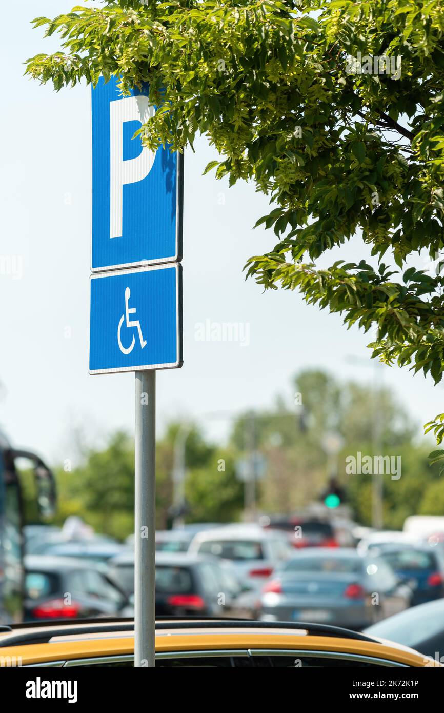 Reservierter Parkplatz Schild, behinderte Person mit Behinderung im Rollstuhl Piktogramm, selektiver Fokus Stockfoto