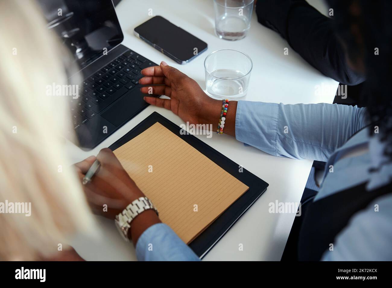 Frauenhände während eines Geschäftstreffens Stockfoto