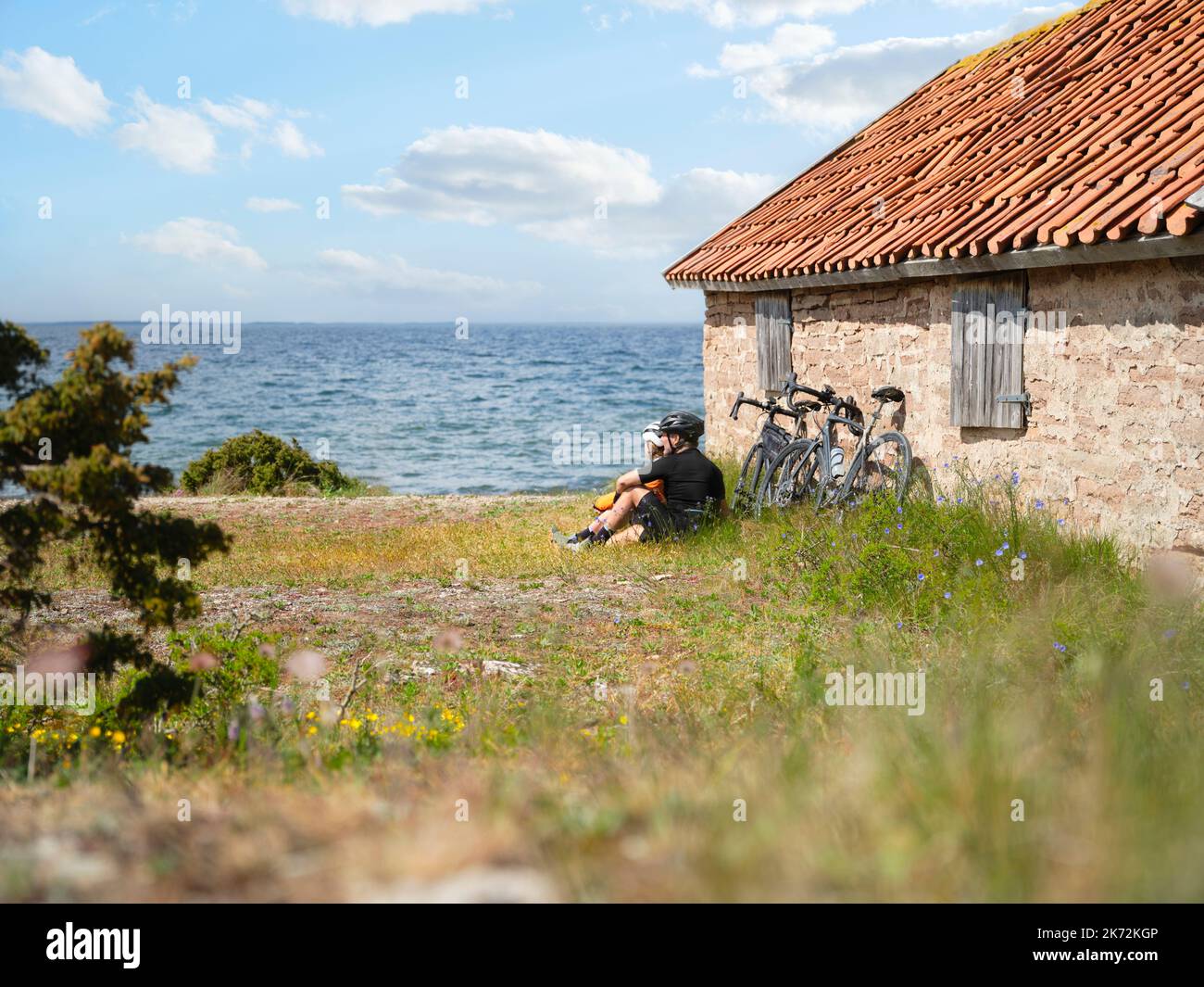 Radfahrer entspannen am Meer Stockfoto