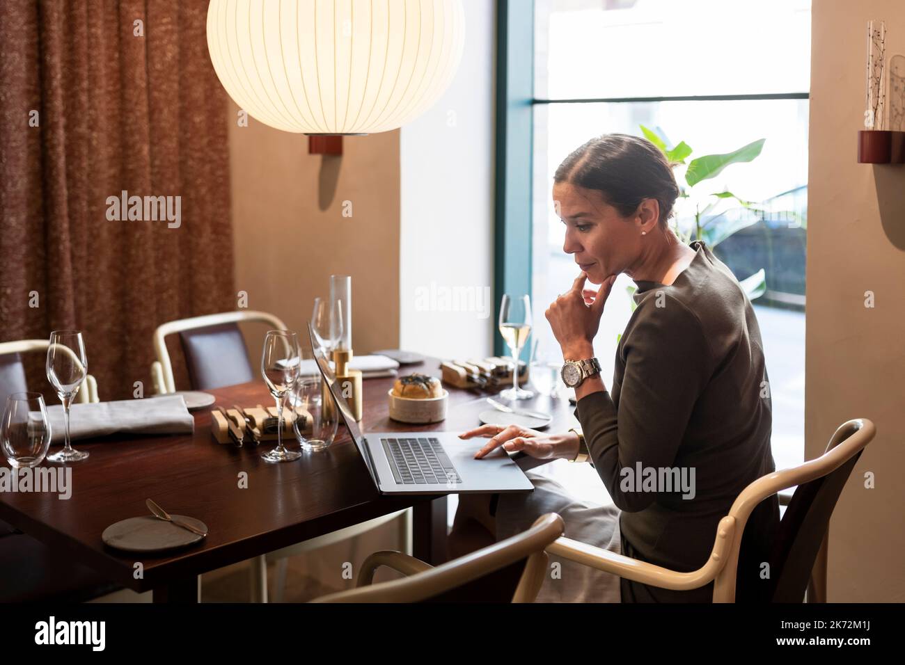 Geschäftsfrau, die Arbeiten am Laptop im restaurant Stockfoto