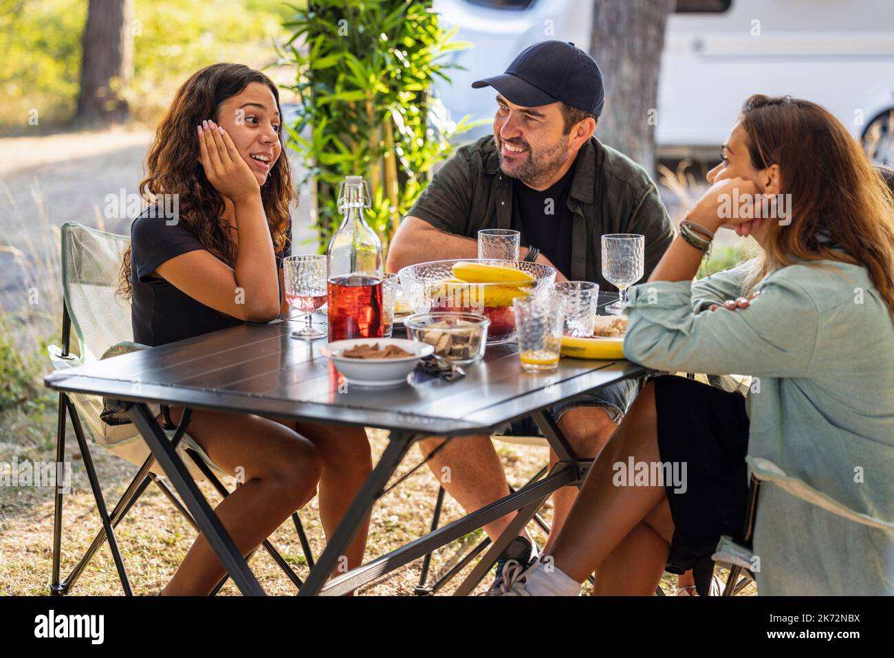 Familie beim Essen auf dem Campingplatz Stockfoto