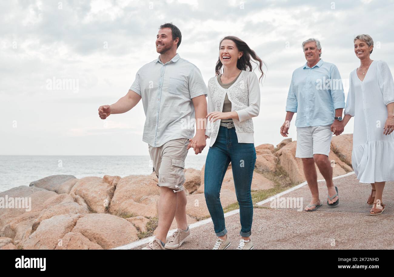 Vergessen Sie das Ziel, es geht darum, wer Sie neben sich haben. Eine glückliche Familie, die einen Tag an der Küste genießt. Stockfoto