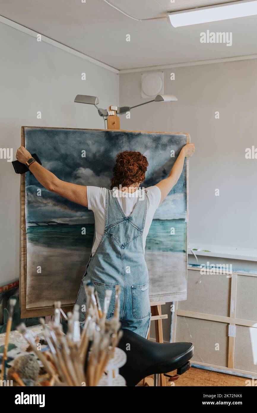 Künstler malen im Atelier Stockfoto