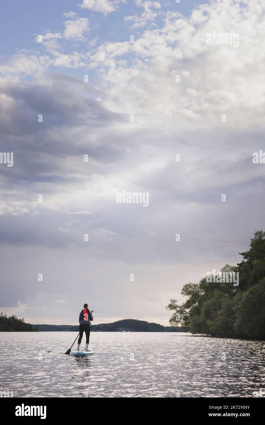 Frau paddeln auf dem Fluss Stockfoto
