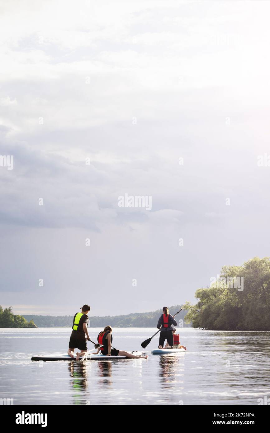 Mutter und Kinder paddeln Stockfoto
