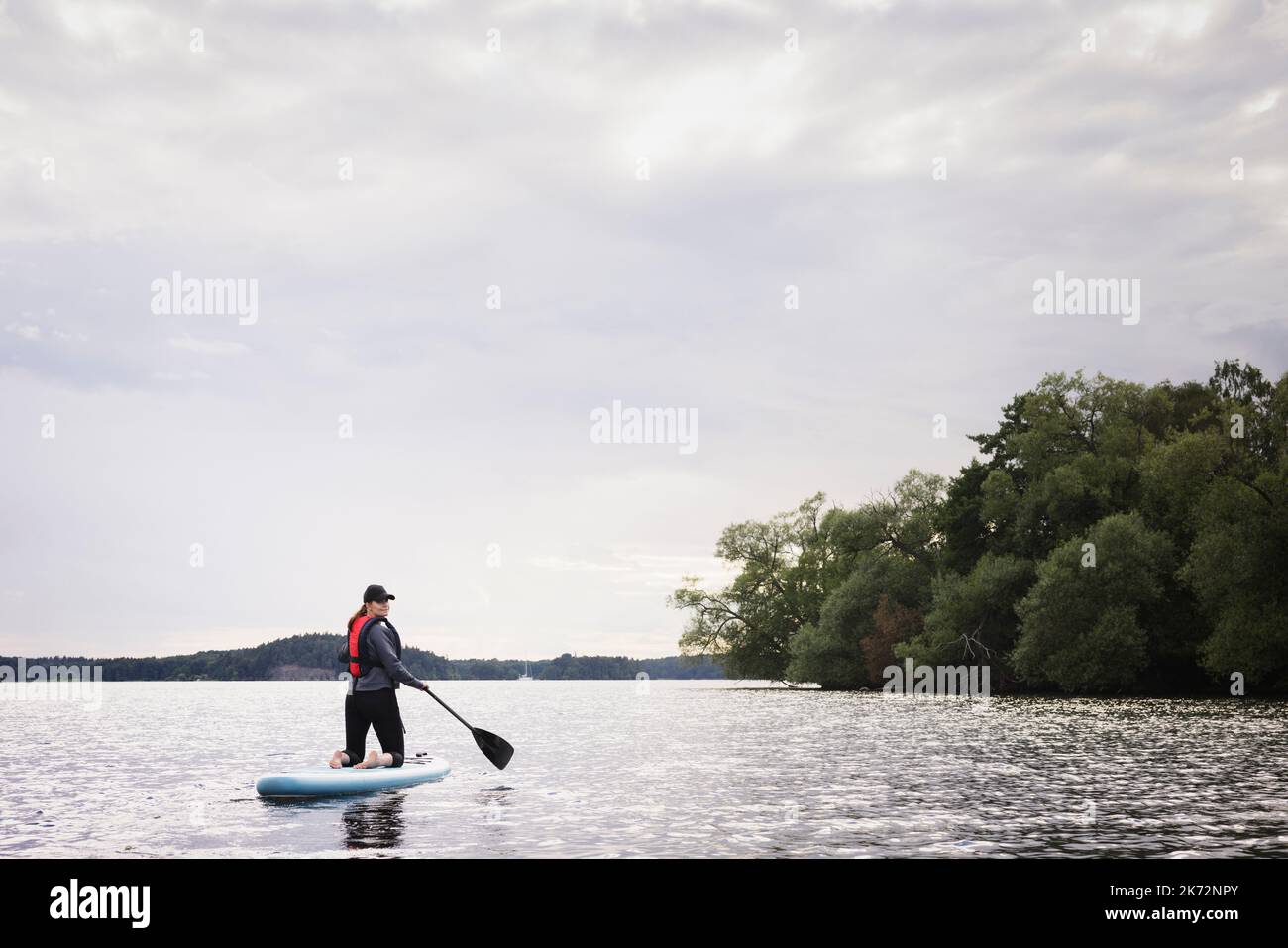 Frau paddeln auf dem Fluss Stockfoto