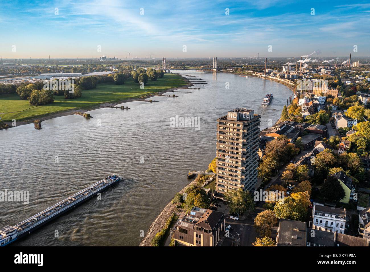 Duisburg Ruhrgebiet. Rhein River. Drohne Aerial im Herbst Stockfoto