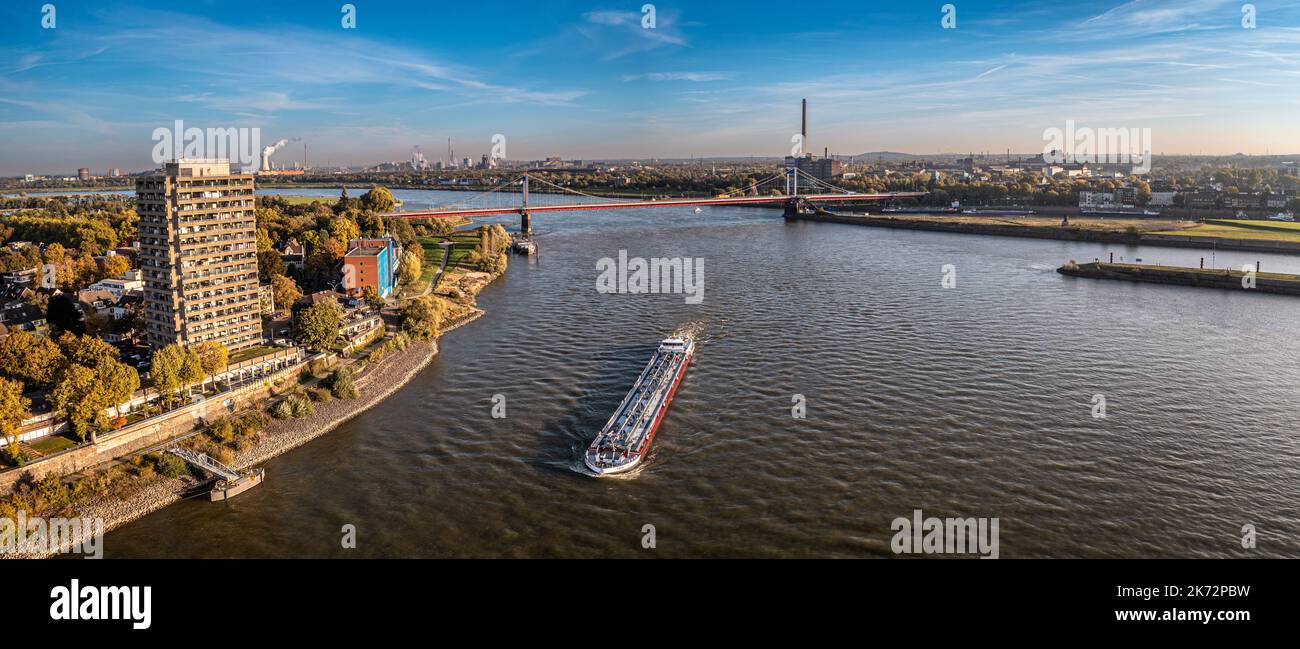 Duisburg Ruhrgebiet. Rhein River. Drohne Aerial im Herbst Stockfoto