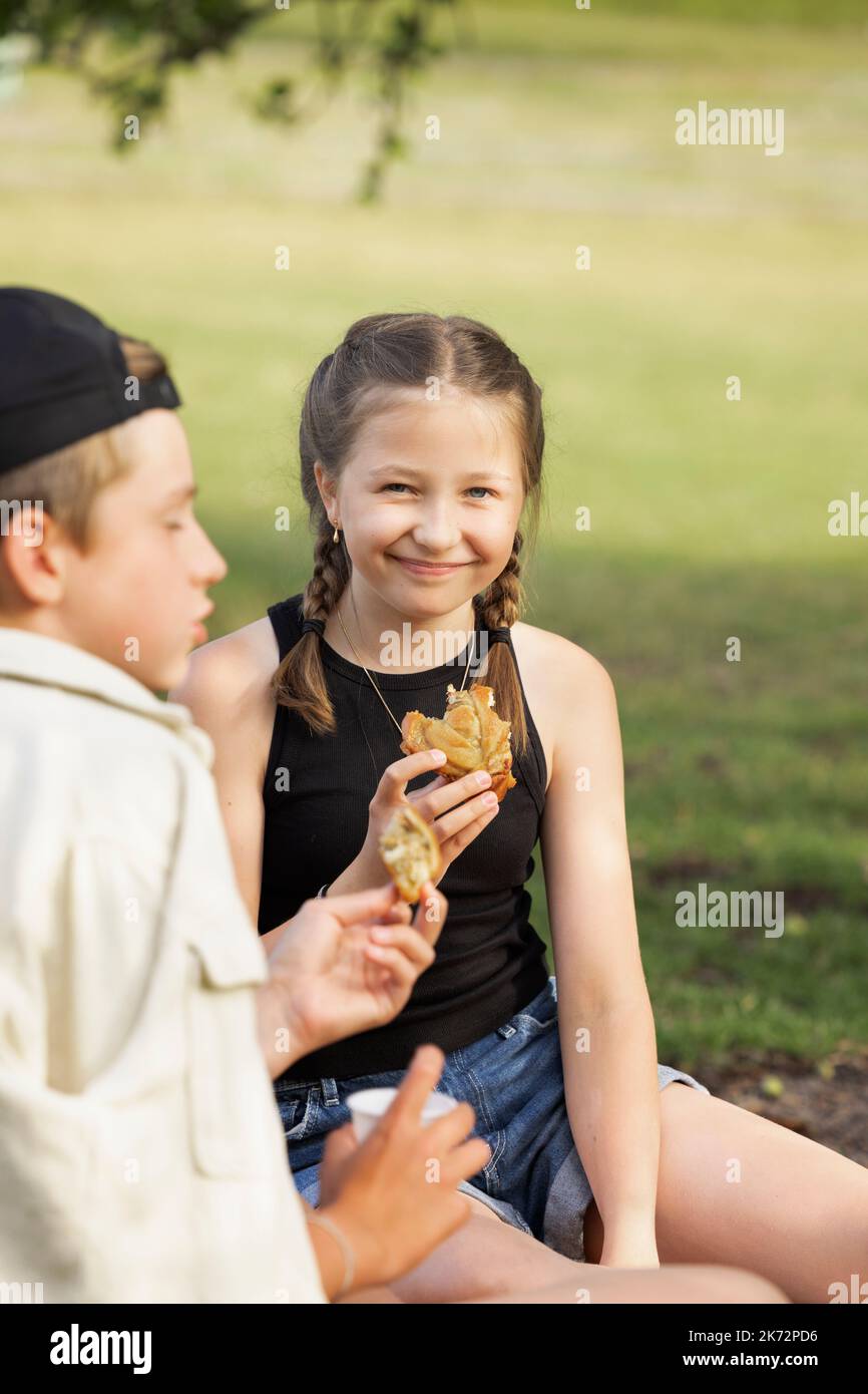 Bruder und Schwester mit Picknick Stockfoto